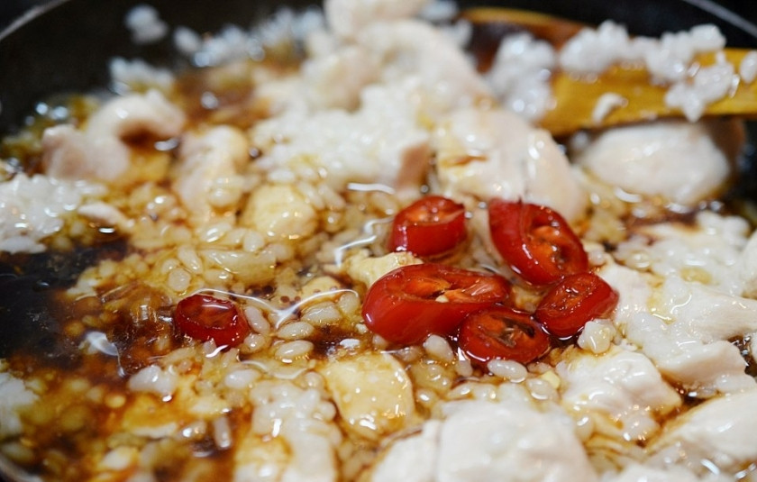 1. Этап. Кхау Пхат Кай: Добавьте соевый соус, нарезанный колечками чили. Обжаривайте 3 минуты.