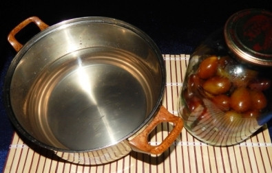 1. Этап. Компот из слив без стерилизации: Через 15 минуты сливаем воду из банки и доводим до кипения. Снова заливаем в банку со сливами и оставляем на 15 минут.