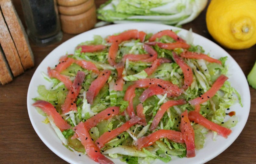 1. Этап. Салат с красной рыбой и пекинской капустой: Готовый салат посыпаем молотым перцем и черным тмином. Приятного аппетита!