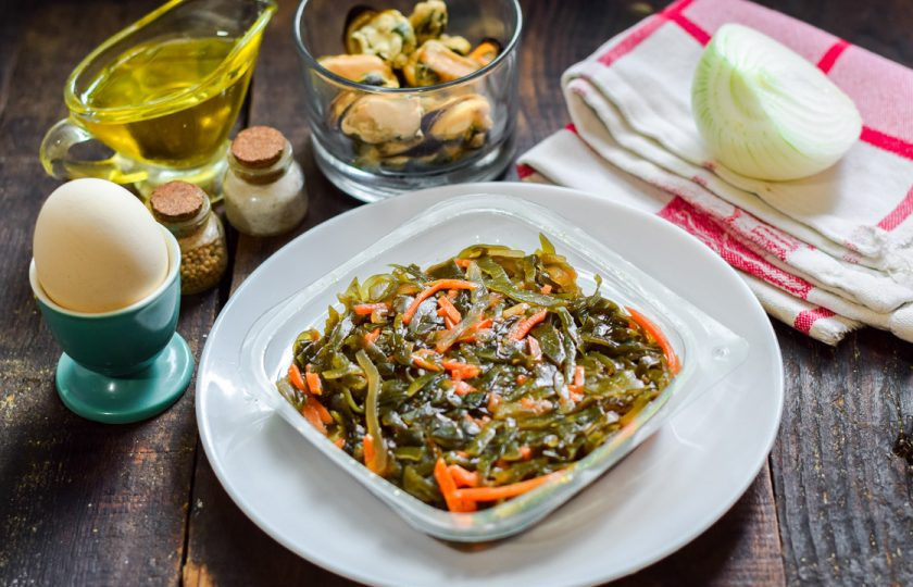 1. Этап. Салат с мидиями и морской капустой: Подготовьте ингредиенты.