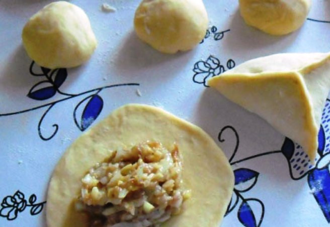 1. Этап. Самса на кефире: Тесто разделите на небольшие шарики, раскатайте их в лепешки, на каждый выложите начинку. Слепите треугольный пирожок, смажьте его яйцом и отправьте на противень. Выпекайте в разогретой до 200 градусов духовке 25-30 минут. На стол подавайте в горячем виде.