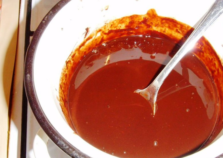 1. Этап. Немецкий шоколадный торт: Нагревайте, помешивая, до полного растворения. Затем охладите до комнатной температуры.