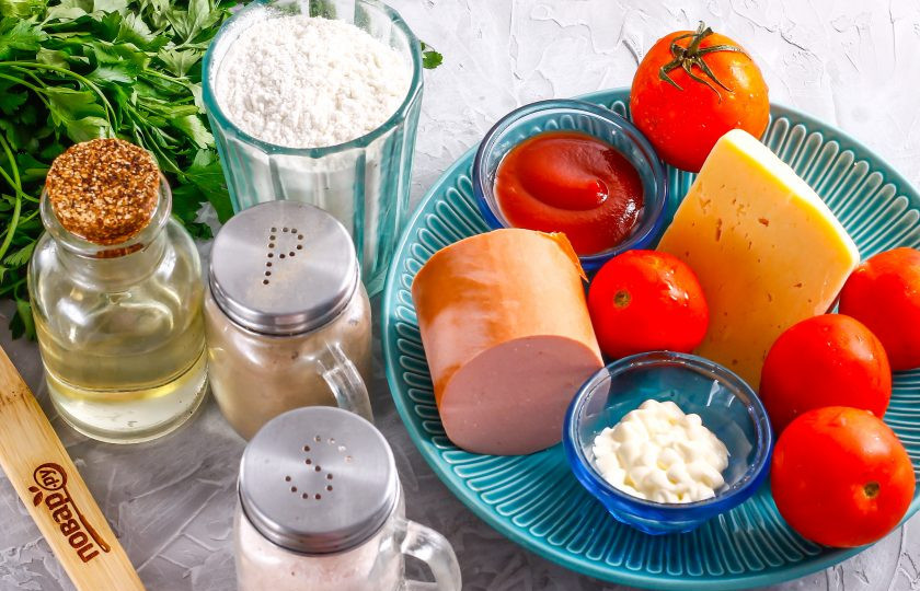 1. Этап. Пицца Мужская: Подготовьте указанные ингредиенты. Сорт колбасы и сыра можно использовать любой.