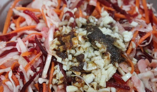 1. Этап. Салат Зимнее ассорти: Оставшееся масло раскалить и влить на горку с чесноком и специями.