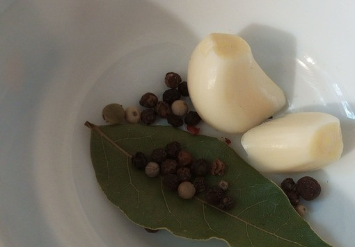 1. Этап. Кетчуп А-ля Хайнц: Готовим специи и складываем их в мешочек для заваривания чая. Если такого нет, то можно в марлю