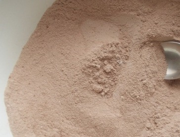 1. Этап. Домашний торт Пьяная вишня: Смешиваем муку, сахар, разрыхлитель, соду и какао.