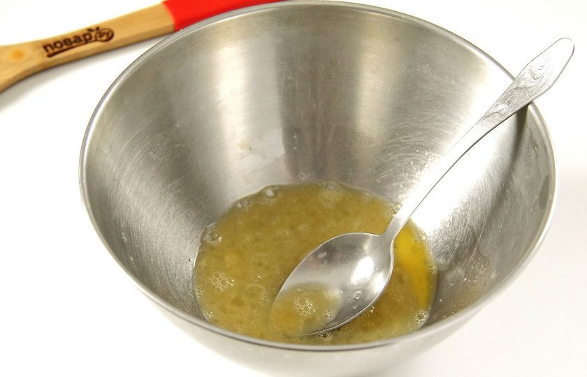 1. Этап. ПП пирог с капустой: В глубокой миске взбейте яйцо с солью.