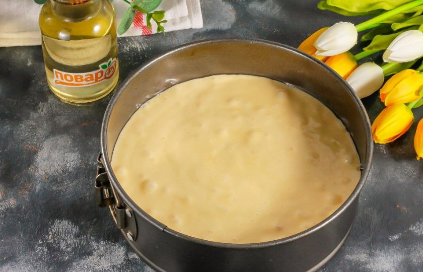 1. Этап. Бисквит на растительном масле: Разогрейте духовку до 180 градусов и смажьте форму для выпекания растительным маслом. Выложите в нее бисквитное тесто и аккуратно разровняйте. Отправьте форму в духовку.