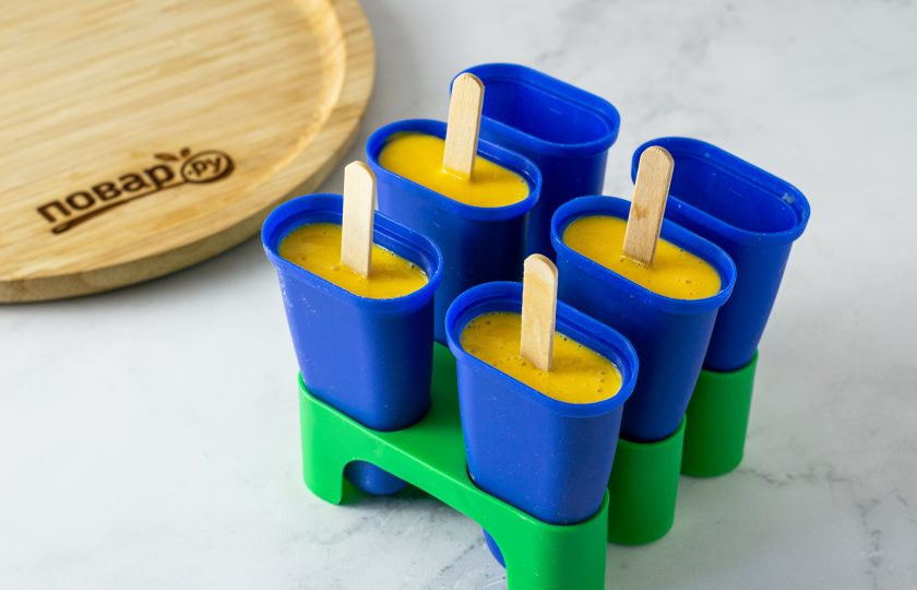 1. Этап. Морковное мороженое: Разлейте по формочкам, вставьте палочки. Уберите в морозильник на 4 часа.