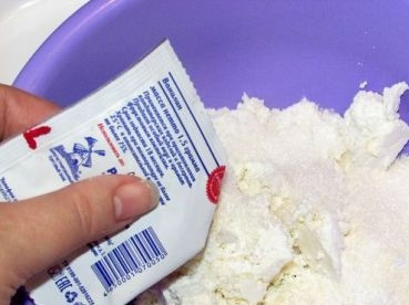 1. Этап. Запеканка из творога без манки: Добавляем ванилин или ванильный сахар.