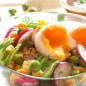 Салат Весна с горошком и кукурузой Тонкими ломтиками нарежьте редис Тонкими ломтиками нарежьте свежий огурец Нарежьте мелко укроп и зеленый лук Замороженный горошек обдайте кипятком, а затем холодной водой, обсушите. Добавьте горошек и кукурузу к овощам, перемешайте Для заправки смешайте соевый соус, горчицу, лимонный сок и сахар Если покажется мало соли - слегка подсолите овощи, полейте их заправкой непосредственно перед подачей. Яйцо сварите всмятку, очистите, надломите его произвольно и положите сверху. Когда вы будете есть салат, то жидкий желток яйца будет смешиваться с заправкой, создавая неповторимый нежный вкус!