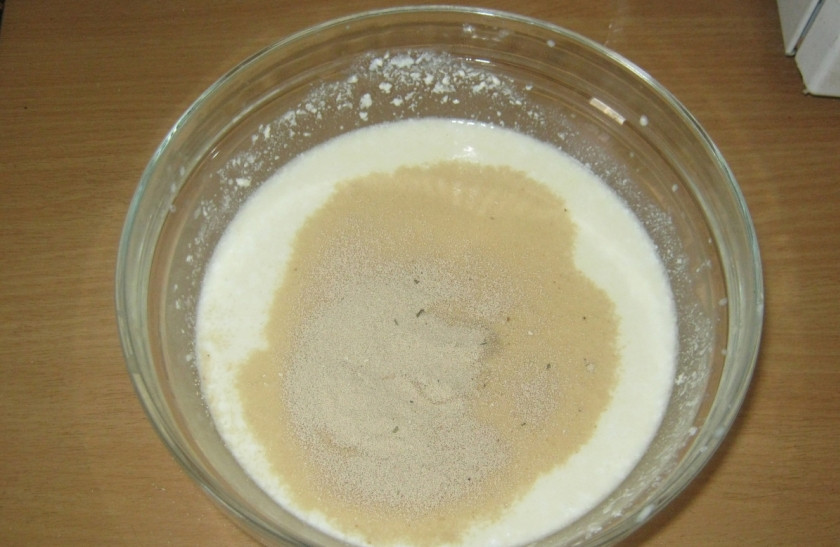 1. Этап. Дрожжевые оладушки на кефире: Кефир оставляем при комнатной температуре. Можно разогреть на водяной бане. Добавляем к кефиру соль, сахар и дрожжи. Перемешиваем. В отдельной миске взбиваем яйца. Соединяем яйца с мукой и кефирной массой, всыпаем щепотку ванилина и взбиваем смесь венчиком.