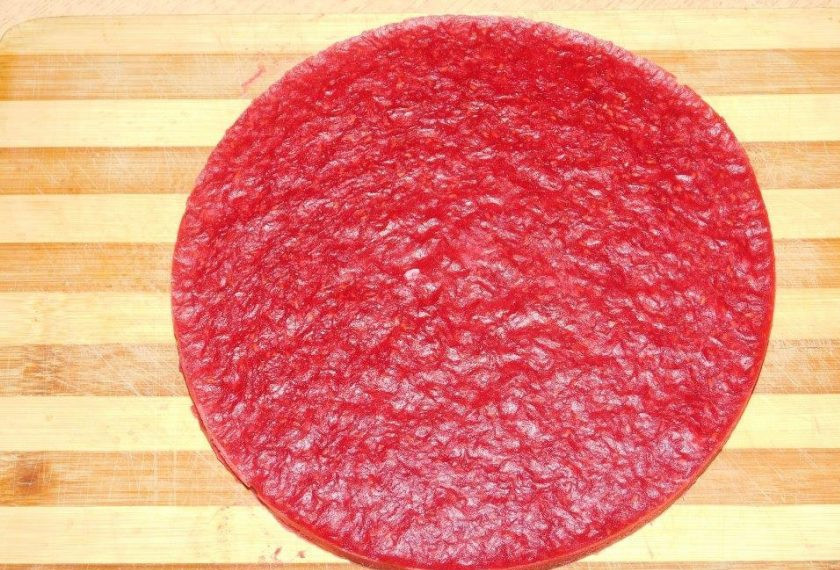 1. Этап. Торт с ягодной прослойкой: У вас получится вот такой ягодный слой после заморозки. Для извлечения я убираю фольгу и пленку, а края формы немного нагреваю над огнем.