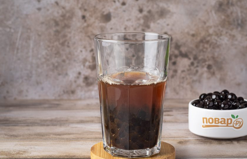 1. Этап. Бабл ти: Влейте чай. Затем влейте молоко. По желанию его можно предварительно немного вспенить с помощью капучинатора.