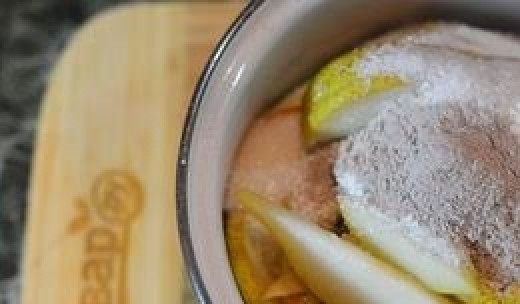 1. Этап. Варенье из груш и яблок: 3. Положите в кастрюлю, добавьте сок лимона, сахар и ванильный сахар.