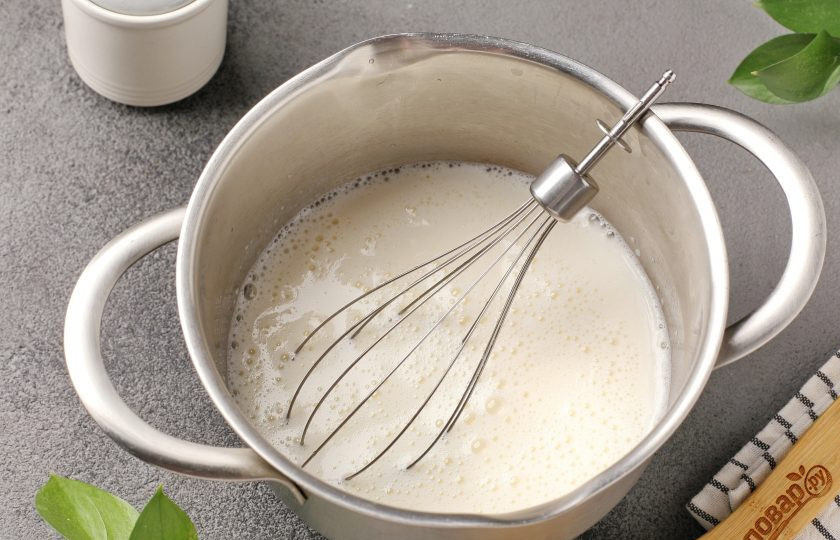 1. Этап. Ржаные блины: Добавьте кефир.