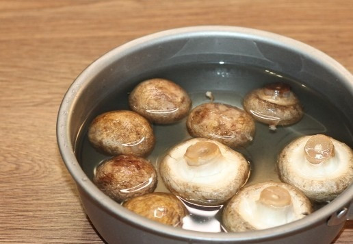 1. Этап. Закусочные пирожки с рубленной индейкой: 10. Отвариваем грибы.