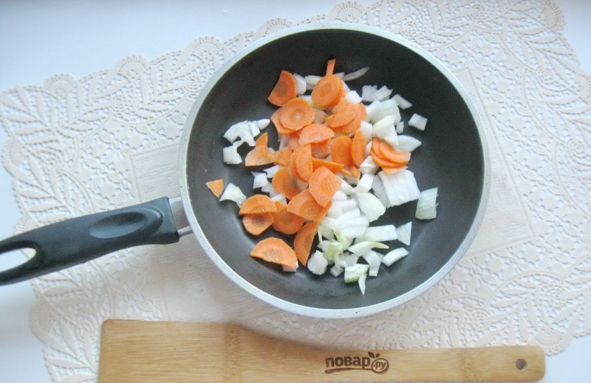 1. Этап. Суп-пюре из тыквы и цветной капусты: Репчатый лук и морковь очистите, помойте и нарежьте. Выложите в сковороду. Налейте подсолнечное масло и тушите овощи 7-8 минут, периодически перемешивая.