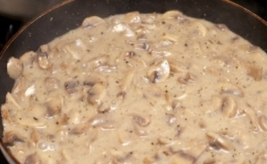 1. Этап. Паста с шампиньонами: Порезанные грибы переложите в сковороду, закройте крышкой и жарьте на среднем огне до появления жидкости. После этого добавьте в сковороду муку, сливки, соль и перец. Готовьте соус под закрытой крышкой в течение 10-15 минут.