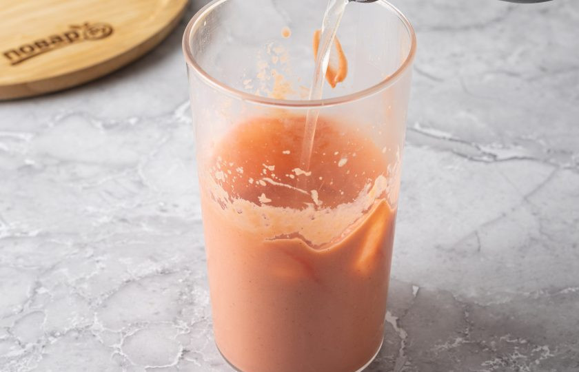 1. Этап. Колбаса из нута: Объедините подогретый агар-агар с нутовой массой. Быстро пробейте ее блендером до однородности.