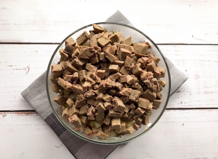 1. Этап. Оливье с печенью: Говяжью печень отварите до готовности, остудите, нарежьте и добавьте к остальным ингредиентам.