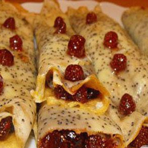 Блины маковые с земляничной начинкой