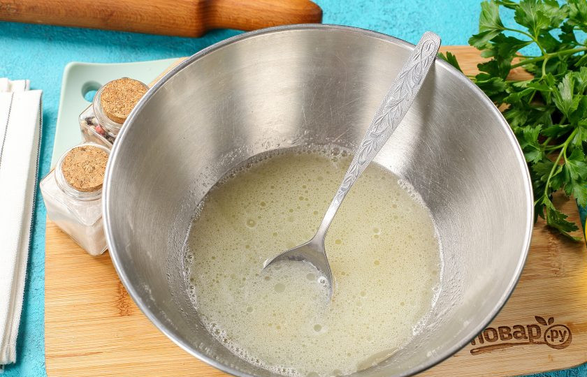 1. Этап. Вареники на пару: Соедините воду и яйцо. Добавьте 1 ст.л. растительного масла и 1 ч.л. соли. Перемешайте.