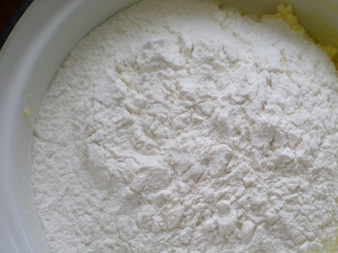 1. Этап. Бездрожжевое тесто с творогом: Несколько раз просейте чрез сито муку, чтобы она хорошенько насытилась кислородом. Соедините ее с разрхлителем. Всыпьте получившуюся смесь к творожной массе.