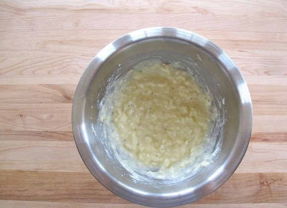 1. Этап. Слойки из бездрожжевого теста с сыром: 2. В глубокой мисочке соедините рикотту, фету (вы можете использовать и другие сыры) и яйцо. Взбейте все до однородности. Добавьте щепотку перца и соли.