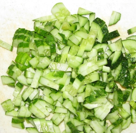 1. Этап. Холодник по-белорусски на кефире: Огурцы порезать.