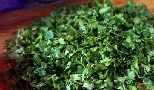 1. Этап. Чахохбили из индейки: Кинзу порезать без стеблей.