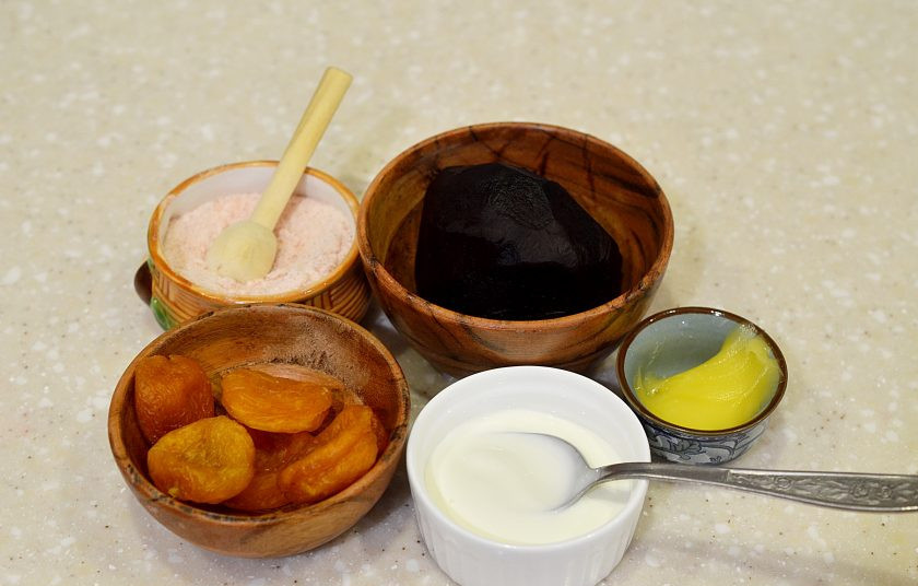 1. Этап. Салат из свеклы с курагой: Подготовьте ингредиенты.