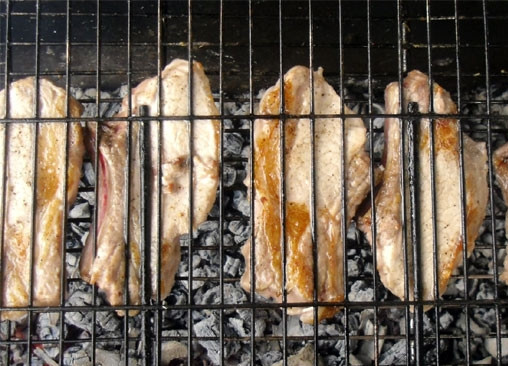 1. Этап. Шашлык из ребрышек: Жарить по 3-5 минут с каждой стороны, переворачивая.