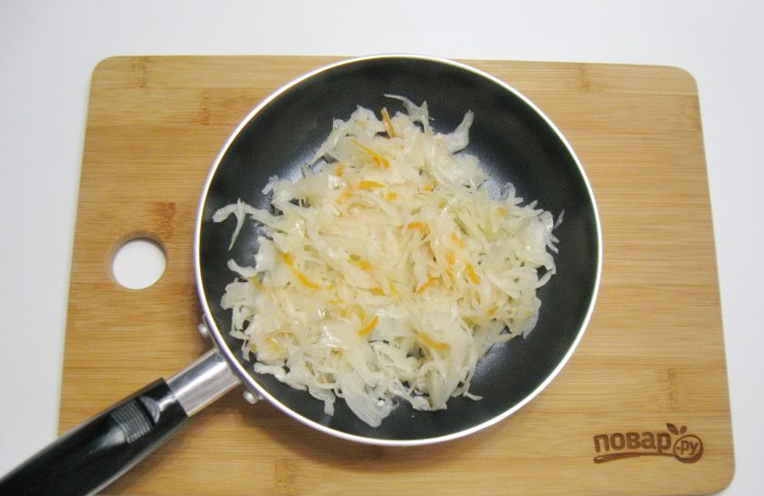 1. Этап. Жареные картофельные пирожки с квашеной капустой: Приготовьте начинку для пирожков. Квашеную капусту тушите в сковороде 15-20 минут до мягкости. Накройте сковороду крышкой.