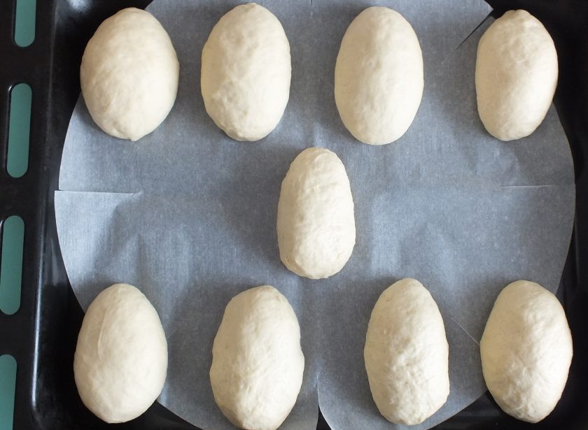 1. Этап. Булочки со взбитыми сливками: Выложите булочки на выстеленный пергаментом противень. Разогрейте духовку до 180 градусов. Поставьте выпекаться булочки на 20 минут, до золотистого цвета.