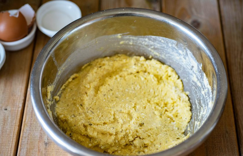 1. Этап. Кукурузные лепешки с творогом: Замесим однородное, вязкое тесто.