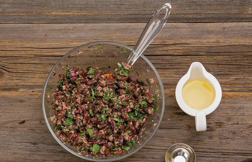 1. Этап. Лобио из фасоли по-грузински: Выкладываем фасоль в миску, добавляем орехи, зелень, чеснок, перец, уксус и масло. А также специи. Хорошо перемешиваем. Можно подавать как горячим, так и холодным. Приятного аппетита)