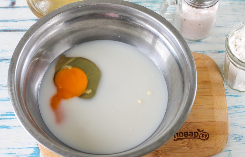 1. Этап. Блины на пахте: Пахту перелейте в глубокую миску или тарелку, вбейте туда же куриное яйцо, всыпьте сахар и соль. Если вы будете использовать фермерские яйца, то тесто у вас получится насыщенно желтого цвета, благодаря яркому желтку.
