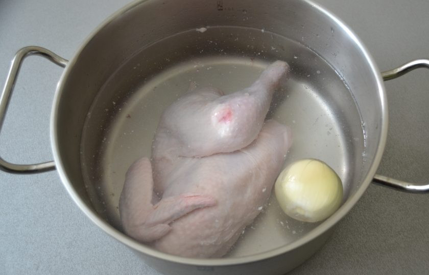 1. Этап. Суп с лапшой по-татарски: Варите бульон с приоткрытой крышкой, не забудьте вовремя удалить пенку, чтобы бульон получился прозрачным. Варите до готовности, посолите в конце варки.