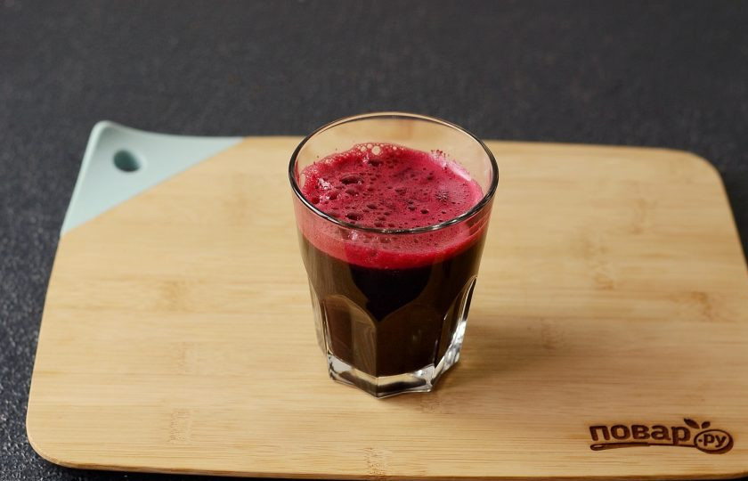 1. Этап. Томатный сок со свеклой на зиму: Свеклу очистите от кожуры, нарежьте кубиками и пропустите через соковыжималку.