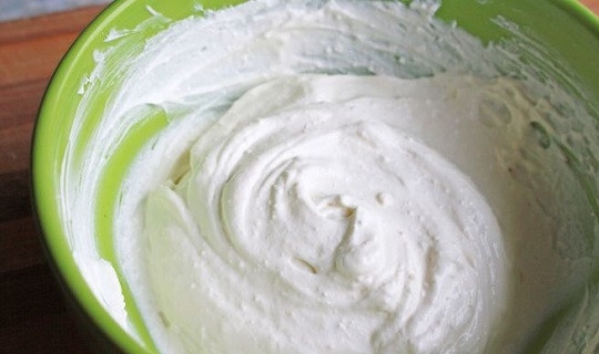 1. Этап. Простой тортик: 3. Крем-сыр или творог соедините с сахаром и взбейте до однородности. Для аромата добавьте ванильный сахар.