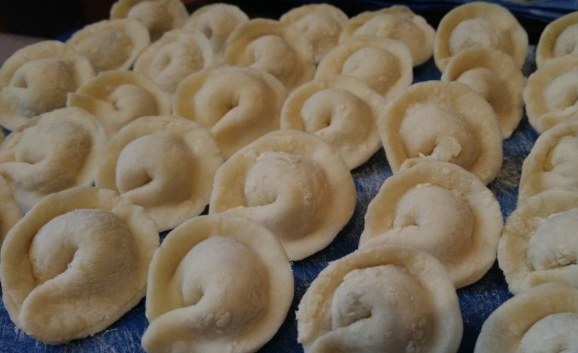 1. Этап. Пельмени из говяжьего фарша с луком: 7. Из указанного количества ингредиентов получается около 30 небольших пельменей.