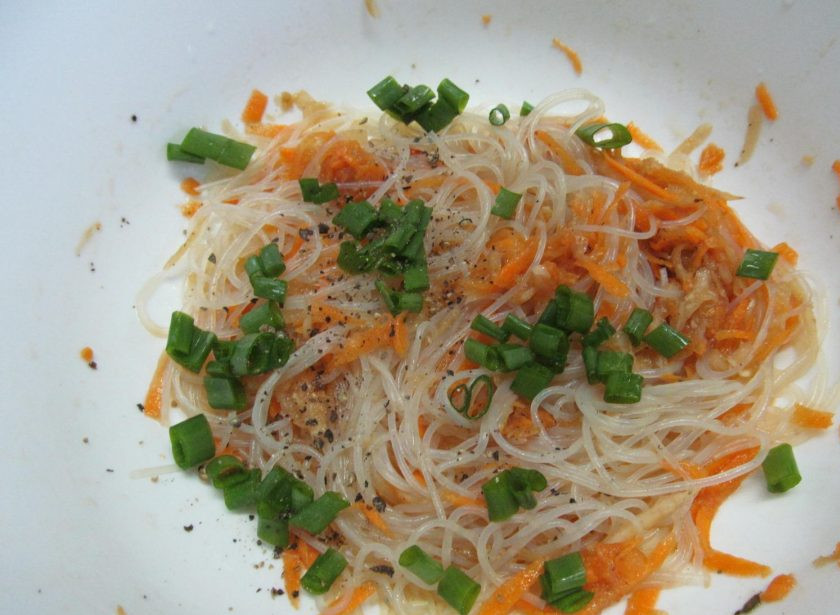 1. Этап. Салат Вьетнам: По желанию можно еще добавить зеленый лук и любую зелень по вкусу.