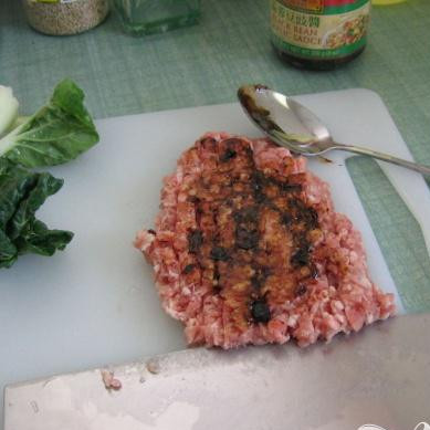 1. Этап. Рис с мясом по-китайски: После этого сделайте котлету из фарша, чтобы соус оказался как начинка. Теперь, посматривайте за рисом, старайтесь не открывать крышку. Когда выкипит большая часть воды, можно укладывать мясо.