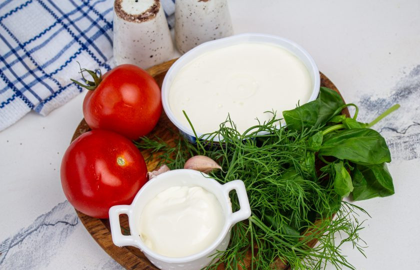 1. Этап. Помидоры с творожным сыром и чесноком: Подготовьте все необходимые ингредиенты.