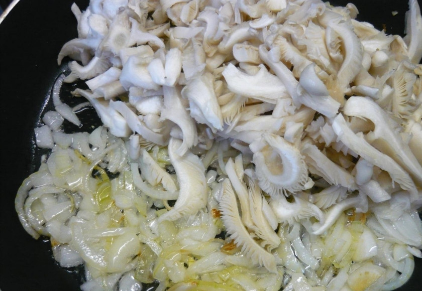 1. Этап. Грибы, жаренные с колбасой: 4. Отправляю грибы на сковороду к мягкому луку, перемешиваю.