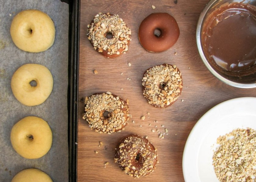 1. Этап. Пончики классические: 7. Остывшие пончики окунаем в глазурь и затем в орехи.