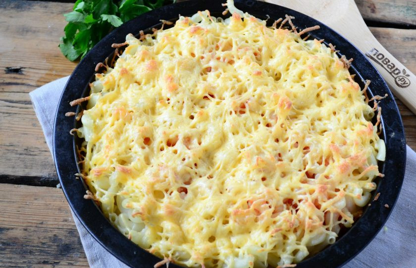 1. Этап. Макароны с сыром (быстро и вкусно): Отправьте запеканку в духовку, разогретую до 180 градусов, на 20 минут. Готовую запеканку подавайте, украсив зеленью. Кушайте с удовольствием!