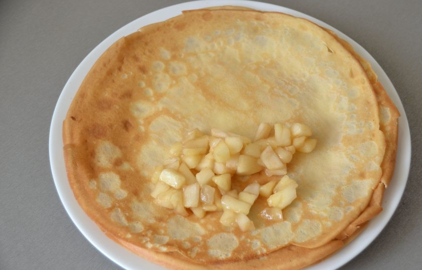 1. Этап. Сладкие начинки для блинов: Вторую начинку с яблоками выложите в серединку блина.