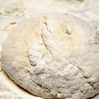 1. Этап. Постные вареники с картошкой: Месим тесто до такого состояния, когда оно будет легко отлипать от рук, но будет оставаться очень мягким. Готовое тесто накрываем пленкой (или полотенцем) и отправляем в теплое место на 40-60 минут.